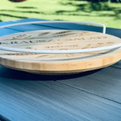 28 cm-es gravírozott forgó tálalótálca családnévvel és virágos mintával