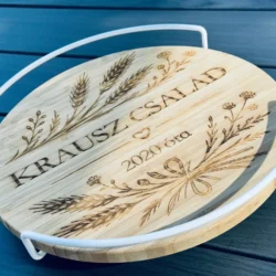 28 cm-es gravírozott forgó tálalótálca családnévvel és virágos mintával