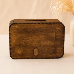 Rejtett Kincs pénzgyűjtő persely dekoratív hullámmintával, 18 × 12 × 6 cm-es méretben.