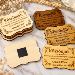 Egyedi fa esküvői hűtőmágnes személyes nevekkel és dátummal gravírozva